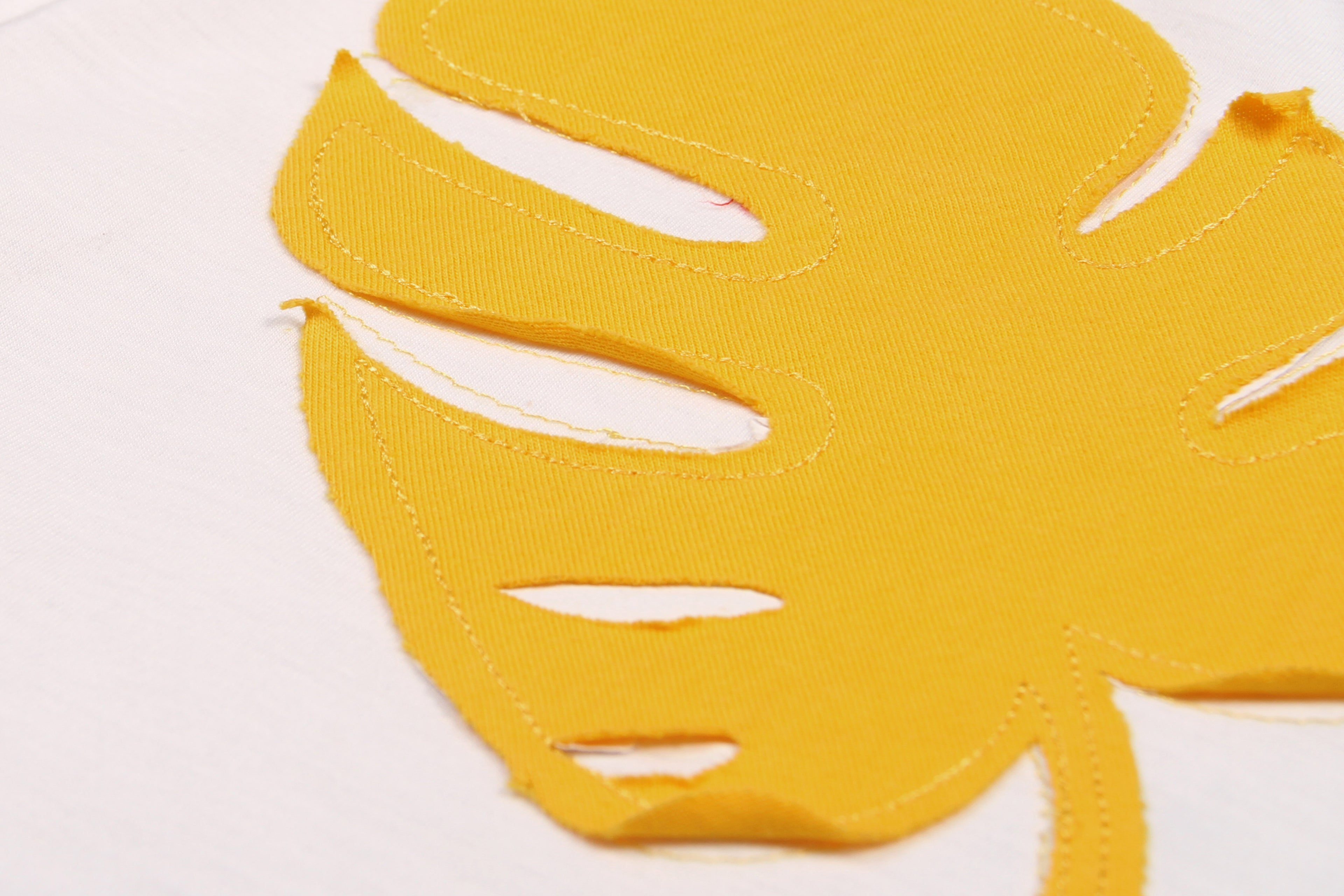 లీఫ్ అప్లిక్ తో గర్ల్స్ వెస్ట్